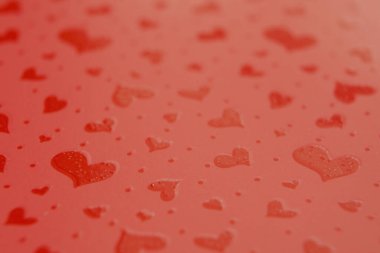 Sevgililer Günü şablonu, kırmızı arka planda bir sürü kalbi olan duvar kağıdı.