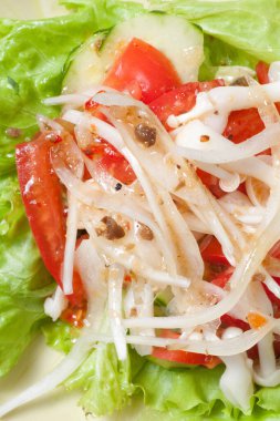 Marul, domates ve soğanlı taze salata, yakın plan.   