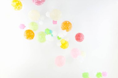 Beyaz arka plan üzerinde renkli tatlı şekerler 