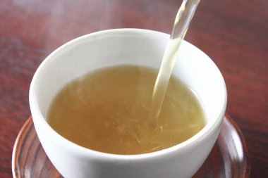 fincana dökülen çay manzarasını kapat. 