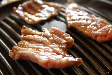 Siyah arka planda domuz bifteği