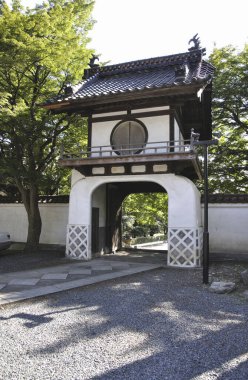 Eski güzel Japon tapınağının manzaralı görüntüleri.