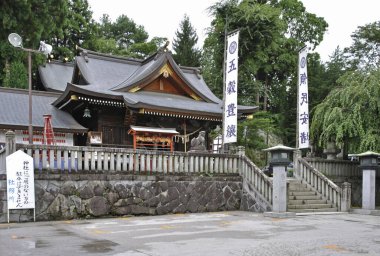 Eski güzel Japon tapınağının manzaralı görüntüleri.