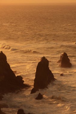 Güzel gün batımı manzarası Denizin üstünde