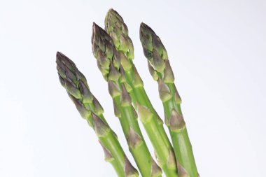 Beyaz arka planda taze organik kuşkonmazın yakın plan görüntüsü        