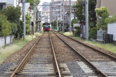 Şehirdeki demiryolu manzarası 