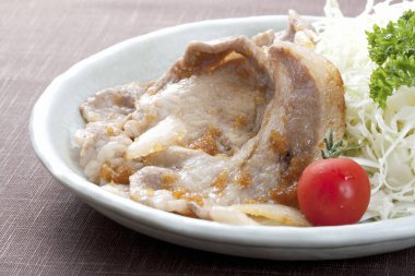 Kızarmış domuz ve zencefil. Geleneksel Japon yemekleri