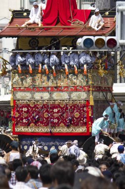  Gion Matsuri festivali için Kyoto 'daki dev hoko şamandırası ve insanlar