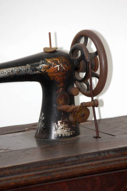 Klasik bir dikiş makinesi.