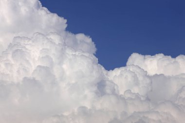 Gündüz vakti beyaz bulutlu mavi gökyüzü 