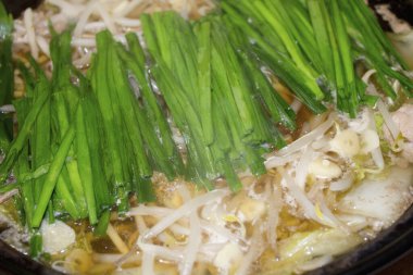 Taze soğan ve fasulye filizleri.