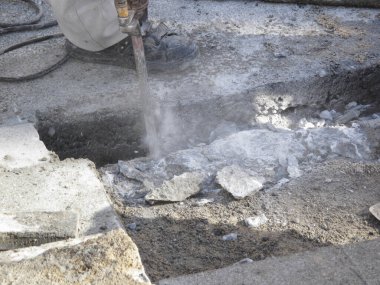 İşçi, beton karıştırıcı ve aletli inşaat alanı