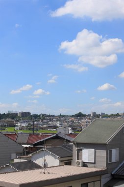 Güneşli bir günde küçük Japon kasabasının manzaralı şehir manzarası