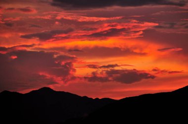 Dağların üzerinden renkli günbatımı
