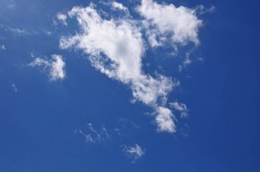 Mavi gökyüzündeki bulutlar, doğal arkaplan