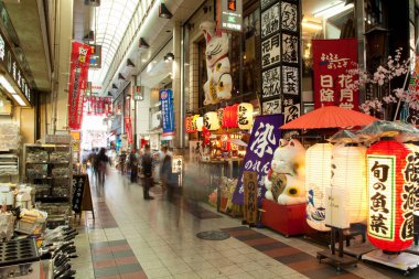 Japon caddesinin dışı. Dükkanları var. Modern şehir Japonya 'da kalabalık bir sokak pazarı. 