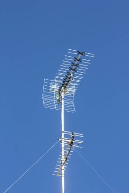 Mavi gökyüzü arkaplanındaki modern anten.