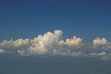 Mavi gökyüzünde beyaz bulutlar, gündüz görüşü 