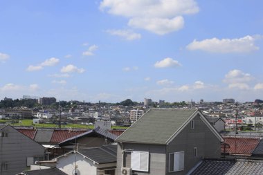 Güneşli bir günde küçük Japon kasabasının manzaralı şehir manzarası