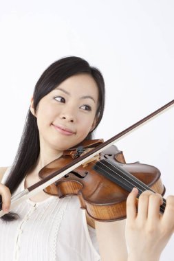 Beyaz arka planda keman çalan Asyalı kız izole edilmiş 