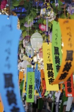 Arka planda güzel Japon rüzgâr çanları