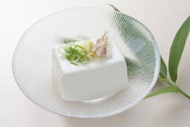 Dilimlenmiş yeşil soğan ve zencefilli Hiyayakko 'nun mutfak fotoğrafı.