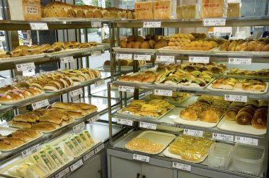 Taze pişmiş ekmek ve pastaneleri dolduran hamur işleri.