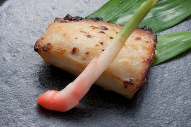 Lezzetli ızgara İspanyol uskumrusu, yakın plan.