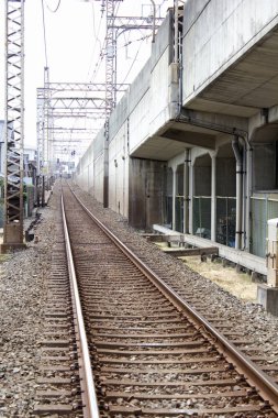 Terkedilmiş kentsel alanda paslı demir raylar