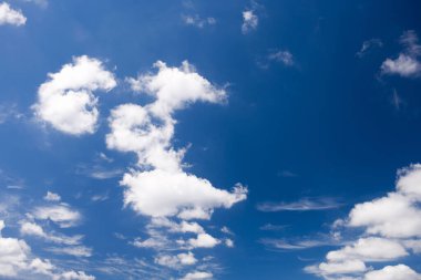 Bulutlu mavi gökyüzü