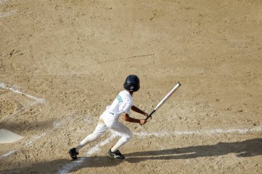aktif çocuk beyzbol oyuncusu açık havada antrenman yapıyor