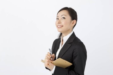 Not defteri olan genç bir iş kadınının portresi.