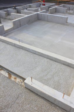 Aletler ve malzemelerle bir inşaat alanının yakın görüntüsü