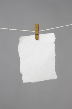 Gri arkaplanda beyaz boş not