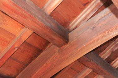 İç taraftaki eski kahverengi ahşap detayların yakın plan görüntüsü        