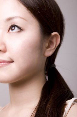 Güzel bir Japon genç kadının stüdyo portresi.