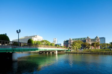 Nehir şehrindeki köprünün manzarası