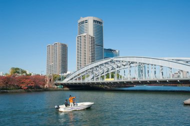 Güneşli kuleler hareketli Japon şehri ile gökyüzü arasındaki sınırı belirler..