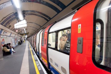 Londra, Birleşik Krallık - 11 Mayıs 22 17: Londra 'daki metro istasyonunda tren.