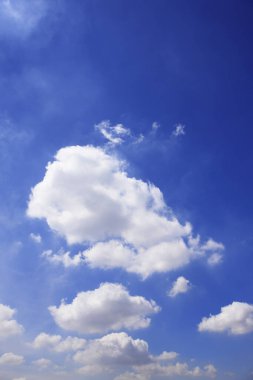 Mavi gökyüzünde bulutlar 