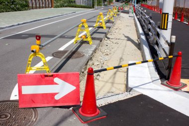 Trafik konilerinin kaldırımı kapattığını gösteren yol inşaatı