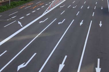 Şehirde trafik işaretleri ve Japonya 'da oklar