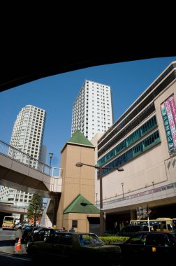 Japon caddesindeki modern binalar, Asya mimarisinin gündüz görüşü. 