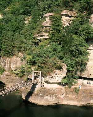 Dağlardaki nehir manzarası