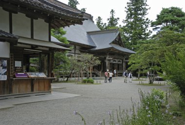 Japonya 'da turistlerin olduğu güzel, eski Japon tapınağı.