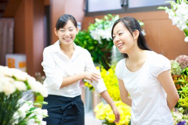 Çiçekçide genç Japon kadın çiçekçilerin portresi