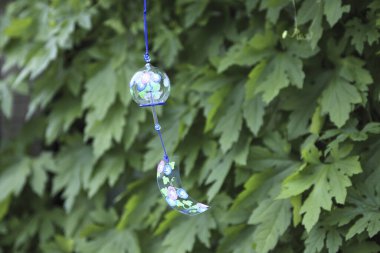 Japonya 'nın doğa arka planındaki güzel rüzgar çanı manzarasını kapat