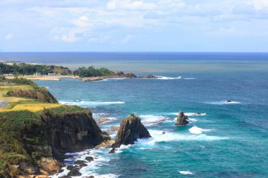 Denizin kayalık kıyı şeridinin güzel manzarası               