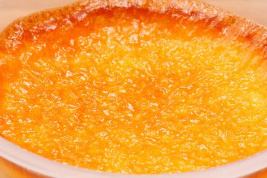 Yakından bakınca, fırında pişmiş turta dokusu görünüyor.