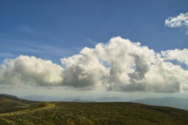 Mavi gökyüzünde beyaz bulutlar, gündüz görüşü 